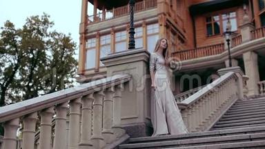 女孩站在<strong>宫殿背景</strong>下的一个大石头楼梯上